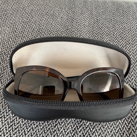 NEW Vogue Ladies Sunglasses, VO 5338-S Eye Sunglasses Black Plastic Frame - Picture 10 of 10